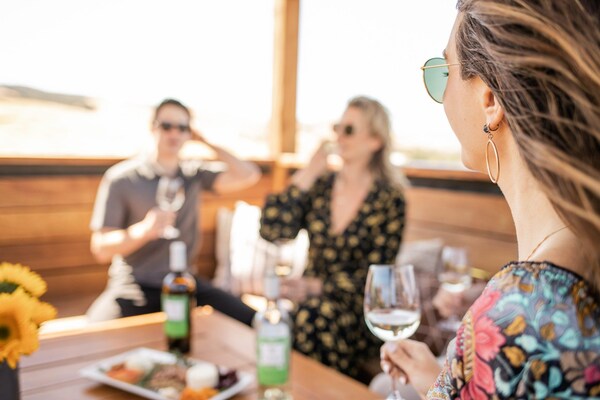 eyewear, tableware, happiness, alcoholic drink, sunglasses, smile