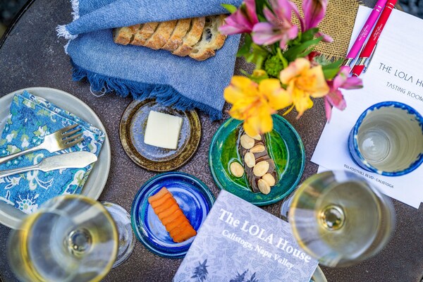 tableware, table, drinkware, serveware, tablecloth, dishware