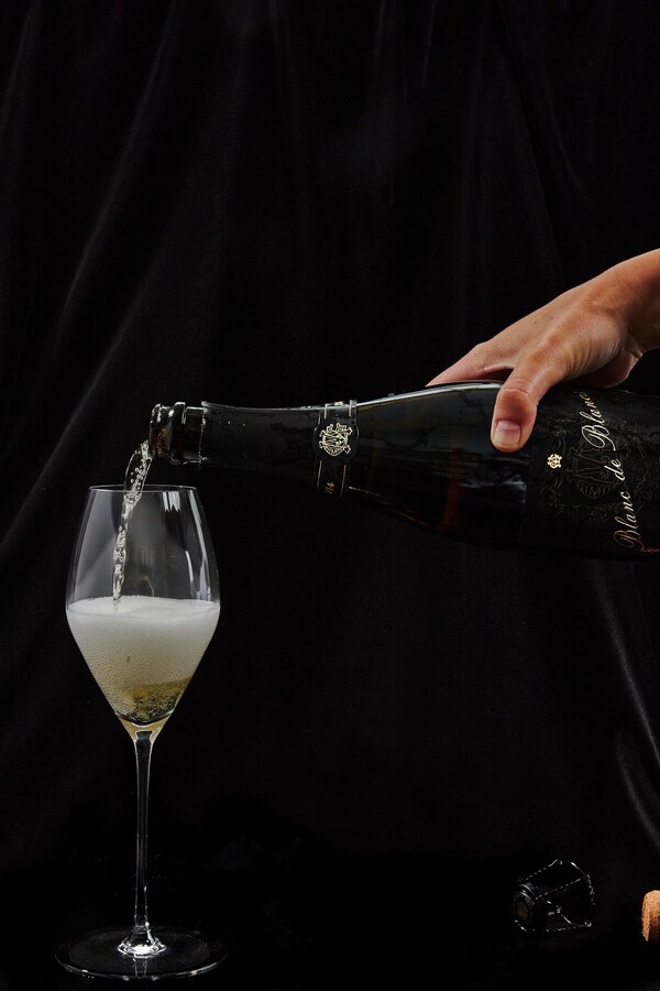tableware, drinkware, stemware, liquid, wine glass, cocktail